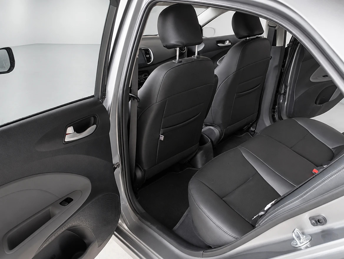 Espacio interior trasero del Kia Soluto